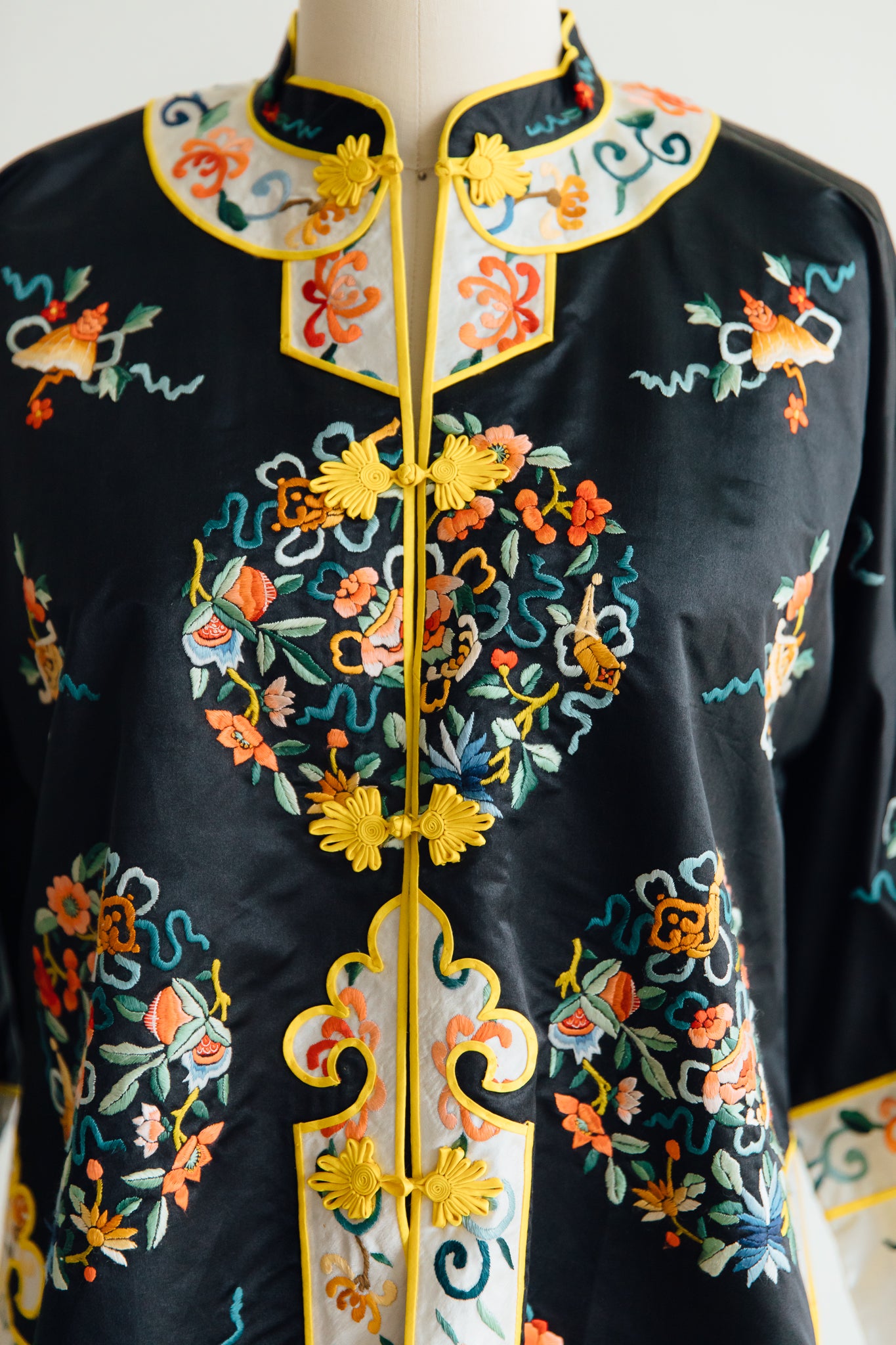 Baihua Black Embroidered Cheongsam-Style Jacket