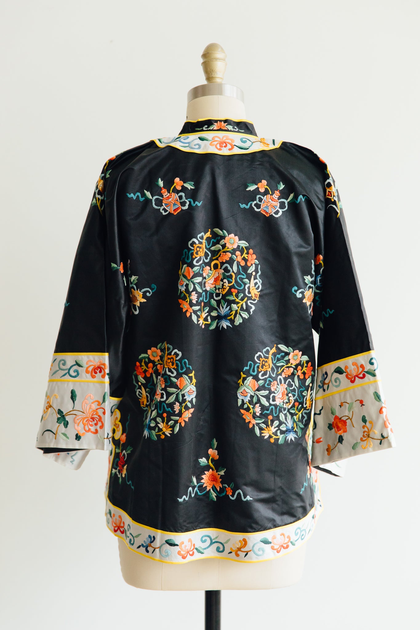 Baihua Black Embroidered Cheongsam-Style Jacket