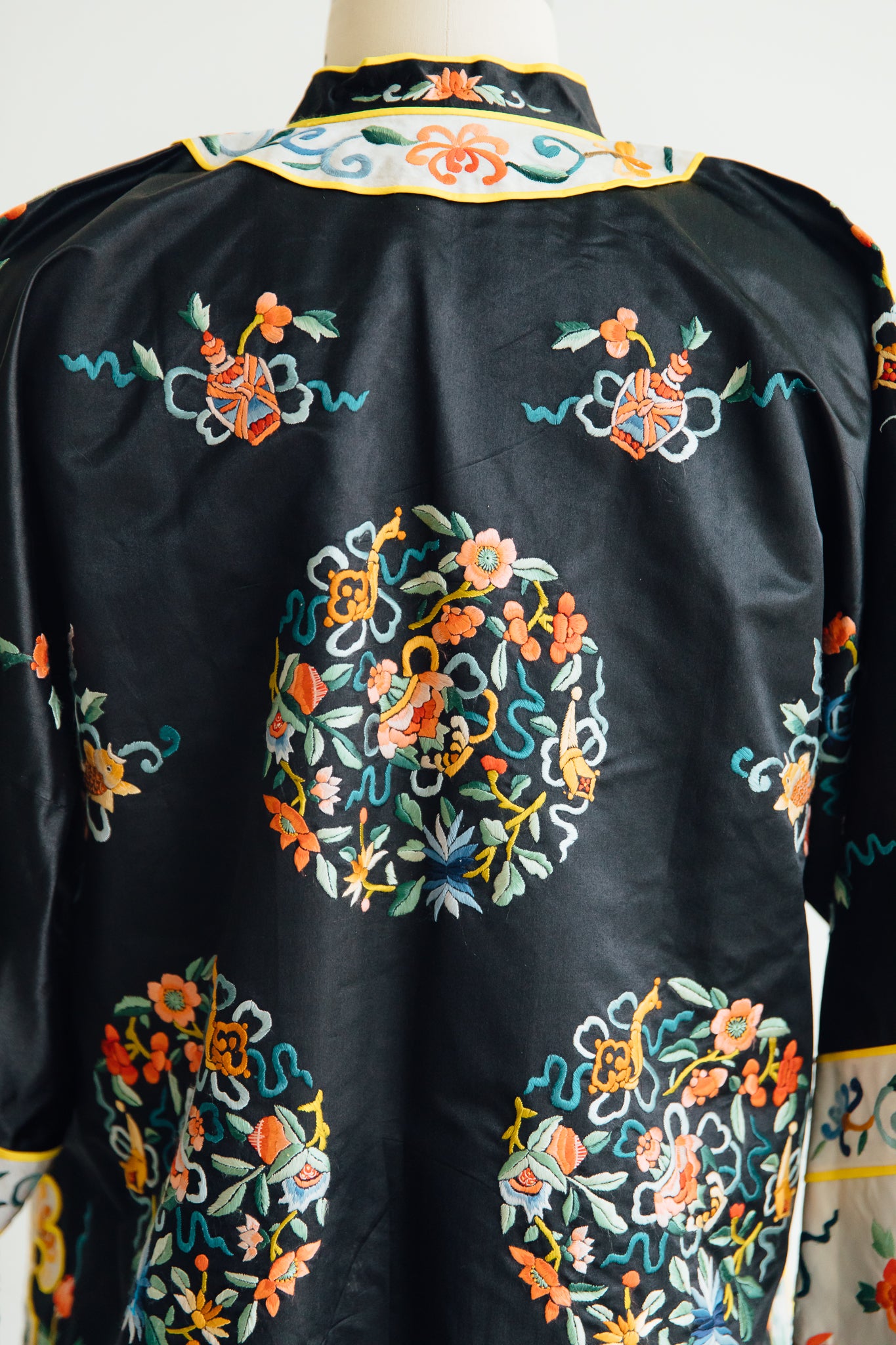 Baihua Black Embroidered Cheongsam-Style Jacket